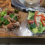 ボーノ - 左：サルティンボッカ（豚ヒレと生ハム）　右：自家製パテドカンパーニュ