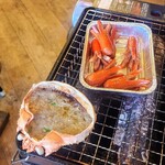 磯丸水産 - タコさんウィンナーと甲羅焼き