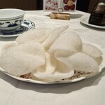 Yun Hai Chinese Restaurant - サービスで出てきた白いエビセン
            2023年12月31日