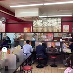 中国手打拉麺 馬賊 - 店内。