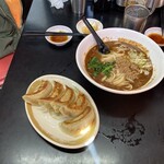 中国手打拉麺 馬賊 日暮里店 - 担々麺と餃子。