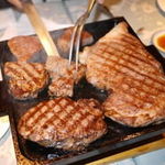 3匹の子ぶた - 料理写真:櫓（やぐら）ステーキプランは、お肉をお客様の目の前でカットします。大きな1ブロックのお肉は迫力満点。炭火でベリーレアに焼いたお肉を鉄板に乗せてテーブルまでお持ちします。