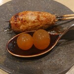 花見川 大富 - つくねを口に入れ、残ってるうちに玉子をパクリ。