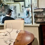 La Buca di San Matteo - 我々のテーブルから奥の厨房がガラス越しに見えます　調理が見えるのは大歓迎です