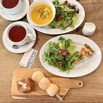 Annee - お昼のパンセット ( きなこパン、はちみつとバターのパン、ほうれん草とベーコンのキッシュ )、紅茶 ( HOT )