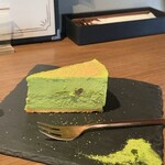 cafe&dining nurikabe - 炙られる前のチーズケーキ（宇治抹茶）