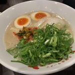 久留米ラーメンふくの家 - 煮卵ラーメン500円、ネギ増量30円