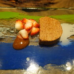 ル クーリュズ - チョコレートムース、いちご、柿のソース
