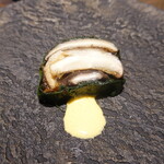 ル クーリュズ - 平松さんの原木椎茸、卵黄塩漬けソース、レタス