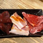 Shinimamiya Dauntaun - 令和5年12月
                      営業時間(17:00〜24:00)
                      ちょい呑みセット 税込980円
                      豚2枚、ハラミ2枚、レバー2枚、ミニキムチ、ビール小