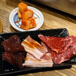 シンイマミヤダウンタウン - 令和5年12月
営業時間(17:00〜24:00)
ちょい呑みセット 税込980円
豚2枚、ハラミ2枚、レバー2枚、ミニキムチ、ビール小