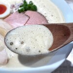 ラーメン家 あかぎ - エスプーマのスープはクリーミーな鶏の旨味に泡の絶妙な舌触り、醤油の風味もあり、めちゃくちゃ美味しい