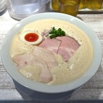 ラーメン家 あかぎ - 鶏白湯しょうゆ＋味玉ハーフ@1,010円