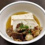 湯殿館 - 牛すじと豆腐の煮込み680円