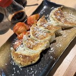 Gyouza Ba Keisuke - トマトバジルチーズ餃子。チーズインかと思いきや、振りかけるタイプ
