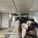 ケーファー 福岡三越店 - 三越入り口は制限されており、館外で行列が出来ています