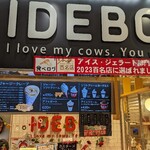 IDEBOK - 百名店のバナーが飾られている