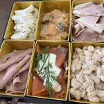 部位ごとに調理法を変える豚肉専門店 グロワグロワ - オードブルセット。真ん中上のお料理は食べても何の食材でどんな味付けか見当がつかなかったりしたので、説明書きがあるとなお良かったかも。（舌音痴すいません、、）