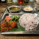 Kalpasi - ▼副菜
       菜の花マスタードオイルお浸し・
      金時人参と春菊のサブジ・
      卵黄のマサラ醤油漬・
      長芋のアチャール・
      レディサラダ大根のアチャール・
      ▼ライス
      黒米とインディカ米のミックス