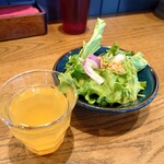 Yamamoto No Hanbagu - セットの野菜ジュースとサラダ