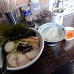 Tonkotsu Nudoruzu Tazaton - 特製真昆布ラーメン(塩) 1,250円(税込)。
                        玉子かけご飯 400円(税込)。