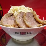 ラーメン タロー 五反田の陣 - 小ラーメン豚入り（野菜マシ、あげ辛、削り節）1,000円