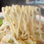 Kitakataramendaianshokudou - 中太麺がスープとよく絡みます‥