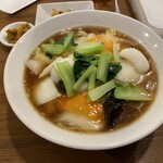 四川小吃 雲辣坊 - 海鮮湯麺は野菜もたっぷり