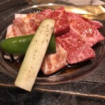 炭火焼肉 明月苑 - 仙台牛カルビと豚カルビ