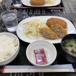 Asa Sabisu Eria Kudarisen Resutoran - 中山牧場定食(¥900) - メンチカツとコロッケの定食。ご飯は結構多めに入っていました