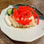 Motsuyakiya Shiroboshi - お新香　紅生姜と酢醤油