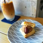 Sora coffee&scone - 窓側のカウンター席で。落ち着く〜。