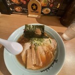 梅光軒 新千歳空港店 - 特製醤油ラーメン！卵乗せ忘れたらしく別添えでいただきました。