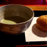 229862110 - お抹茶とキャラメルシュークリーム。