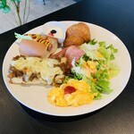 katsuzou cafe - キーマカレーのトーストとウインナードッグのハーフ＆ハーフ