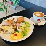 katsuzou cafe - キーマカレーのトーストとウインナードッグのハーフ＆ハーフとホットカフェラテ(Mサイズ)