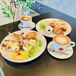 katsuzou cafe - キーマカレーのトーストとウインナードッグのハーフ＆ハーフとピザトーストとホットカフェラテ(Mサイズ)