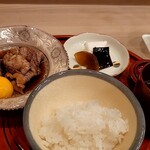 馬車道 大かわ - 赤出汁と香の物も