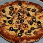 トラットリア　のど - オリーブとアンチョビのピザ