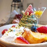 ナカザキ カフェ - 濃厚ピスタチオクリーム堪能。中がいちごアイスじゃなかったらもっと好み♡