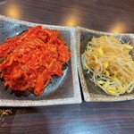 炭火焼肉 牛族 - もやしナムルとキムチ