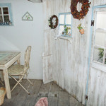 森カフェ - 白を基調とした店内は癒し空間♪