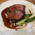 Bistronomie octobre - ⚪︎メインディッシュ
      特撰・国産黒毛和牛、希少部位 霜降りハラミのステーキ　香草バターで炒めた長谷川園きのこを添えて