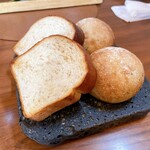 Bistronomie octobre - ⚪︎自家製ライ麦パンと米粉の胡麻パン、ハムムース