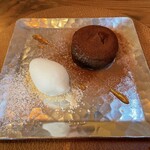 Bistronomie octobre - ⚪︎デザート
      ヴァローナチョコレートの温かいガトーショコラ
      季節のアイスを添えて