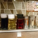 スープカレー奥芝商店 - 卓上の調味料