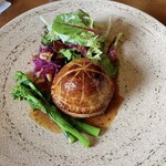 Bistronomie octobre - ⚪︎メインディッシュ
      フランス・ペリゴール産、鴨肉とフォアグラ、トリュフのパイ包み焼き 箱根西麓野菜を添えて