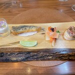 Bistronomie octobre - ⚪︎本日の前菜盛り合わせ
      カリフラワーのムース、メヒカリのフリット、スモークサーモン、和牛のパテ