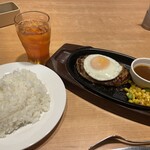 Gasuto - 鉄板目玉ハンバーグ600円にライス大盛り。