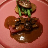 アルカナ 東京 - |  Viande  |
                      国産黒毛和牛のロースト　モリーユ茸のソース
                      フォアグラのポアレ　グリーンアスパラガス　インカのめざめ
                      